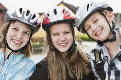 Drei Mädchen mit Fahrradhelmen, lizenzfreies Stockfoto