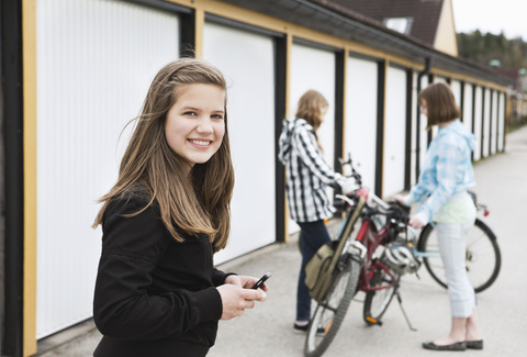 Drei Mädchen mit Fahrrad, lizenzfreies Stockfoto