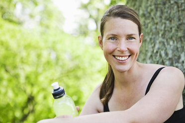 Glückliche Frau mit Sportgetränk - MASF06946