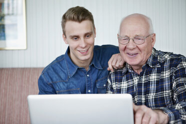 Älterer Mann und Mann mit Laptop - MASF07037