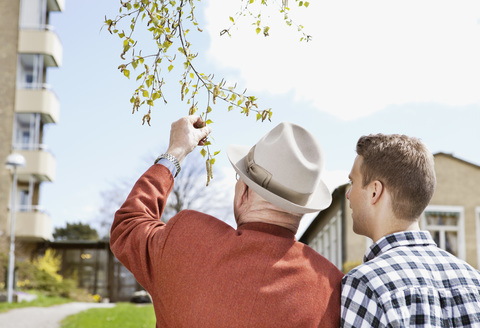 Mann und Senior draußen, lizenzfreies Stockfoto