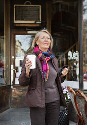 Frau mit Kaffee vor einem Kaffeehaus - MASF07049