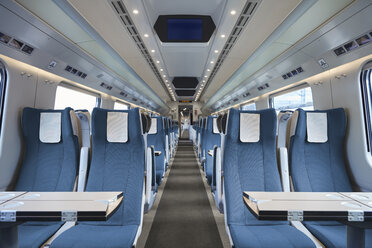 Sitzplätze in leerem Personenzug - CAIF20247
