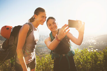 Bergsteigerinnen machen Selfie mit Fotohandy - CAIF20281