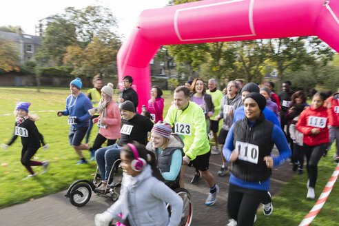 Läufer beim Wohltätigkeitslauf im Park - CAIF20329