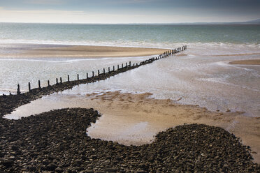 Abgelegener Meeresstrand mit zerklüftetem Steg, Heysham, Lancs, UK - CAIF20346