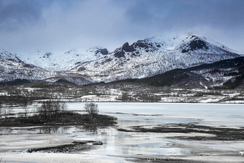 Ruhige schneebedeckte Berge über dem Fjord, Kavasen, Langoya, Vesteralen, Norwegen, lizenzfreies Stockfoto