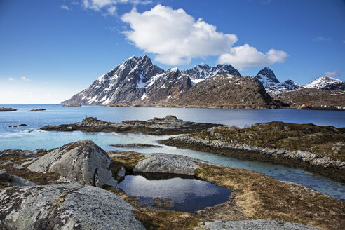 Zerklüftete Berge unter blauem Winterhimmel über dem Fjord, Sund, Flakstadoya, Lofoten, Norwegen - CAIF20353