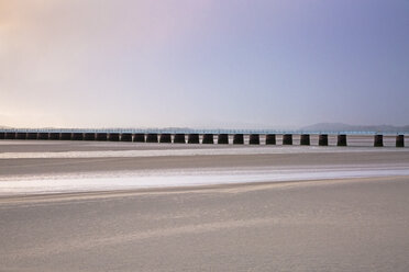 Ruhiger Pier über sandiger Flussmündung, Arnside Lancs, UK - CAIF20354