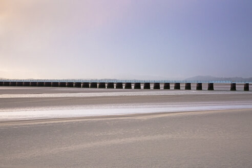 Ruhiger Pier über sandiger Flussmündung, Arnside Lancs, UK - CAIF20354