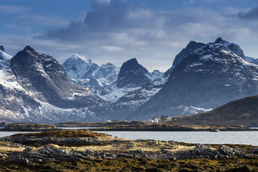 Schnee auf sonnigen, zerklüfteten Bergen, Ramberg, Lofoten, Norwegen - CAIF20355