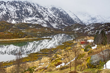 Ruhige, abgelegene verschneite Berglandschaft, Alsvag, Langoya, Norwegen - CAIF20357