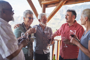 Glückliche aktive ältere Freunde trinken Wein auf dem Balkon - CAIF20371