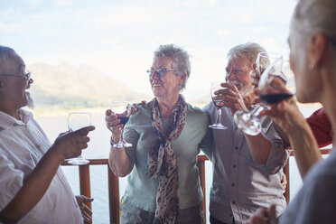 Fröhliche aktive ältere Freunde trinken Wein - CAIF20378