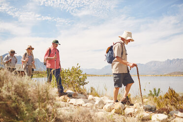 Aktive Seniorenfreunde beim Wandern am sonnigen Sommersee - CAIF20391