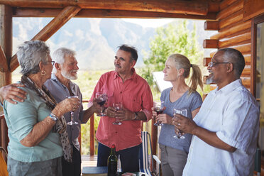 Aktive ältere Freunde trinken Wein auf dem Kabinenbalkon - CAIF20396