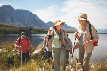 Aktive Seniorinnen wandern am sonnigen Sommersee - CAIF20397