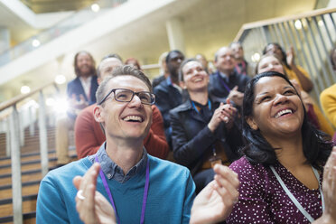 Lachendes, fröhliches Konferenzpublikum, das klatscht - CAIF20427