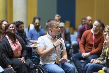 Rednerin im Rollstuhl mit Mikrofon spricht zum Publikum - CAIF20439