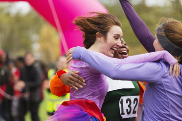 Begeisterte Läuferinnen, die den Wohltätigkeitslauf beenden, feiern - CAIF20463