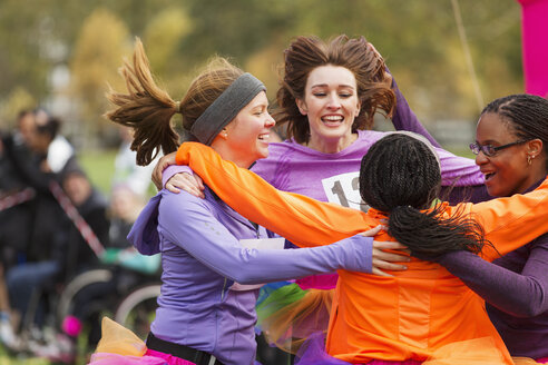 Begeisterte Läuferinnen, die den Wohltätigkeitslauf beenden, feiern - CAIF20464