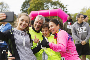 Begeisterte Läuferfamilie macht Selfie beim Wohltätigkeitslauf - CAIF20504