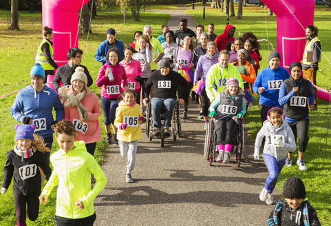 Menschenmenge beim Wohltätigkeitslauf im sonnigen Park - CAIF20507