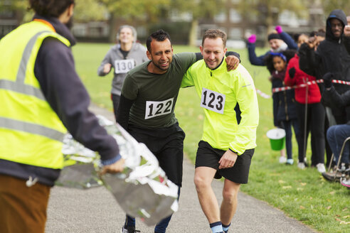 Läufer hilft verletztem Mann beim Marathonlauf - CAIF20508