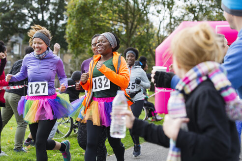 Läuferinnen in Tutus beim Wohltätigkeitslauf im Park - CAIF20513