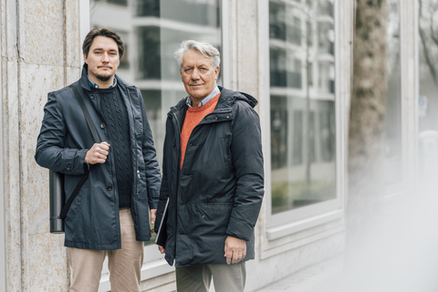 Porträt eines jungen Mannes und eines älteren Mannes in der Stadt, lizenzfreies Stockfoto