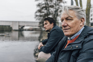 Älterer Mann und junger Mann am Flussufer - GUSF00657