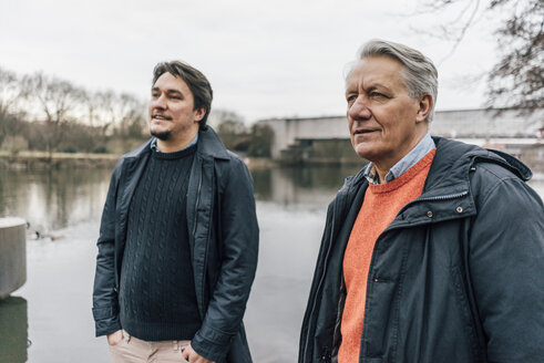 Älterer Mann und junger Mann stehen am Flussufer - GUSF00660