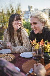 Fröhliche Frau genießt Gartenparty mit Freunden - CAVF48245