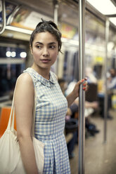 Nachdenkliche Frau, die in der U-Bahn reist - CAVF48404