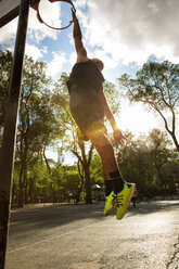 Sportler spielt Basketball im Gericht gegen den Himmel - CAVF48419