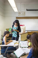 Lehrer schaut Schüler an, während er im Klassenzimmer unterrichtet - CAVF48520