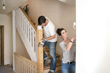 Junges Paar renoviert neues Haus, streicht Treppenhaus - PESF01063
