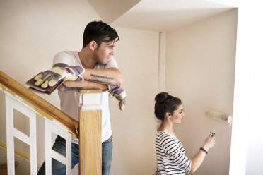 Junges Paar renoviert neues Haus, streicht Treppenhaus - PESF01064