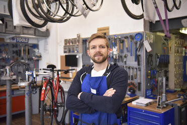 Fahrradmechaniker in seiner Reparaturwerkstatt, Porträt - LYF00808