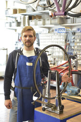Fahrradmechaniker in seiner Reparaturwerkstatt, Porträt - LYF00818