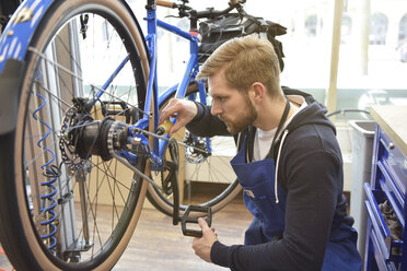 Fahrradmechaniker in seiner Reparaturwerkstatt, Porträt - LYF00821