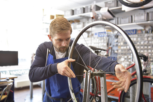Fahrradmechaniker in seiner Reparaturwerkstatt, Porträt - LYF00822
