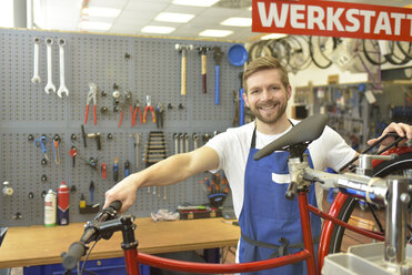 Fahrradmechaniker in seiner Reparaturwerkstatt, Porträt - LYF00829
