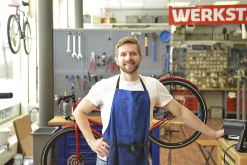 Fahrradmechaniker in seiner Reparaturwerkstatt, Porträt - LYF00830