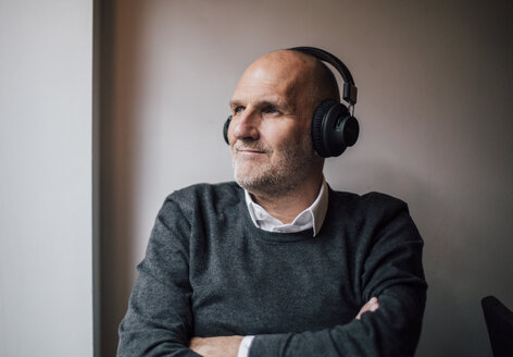 Älterer Mann mit Kopfhörern, Musik hörend, Porträt - GUSF00662