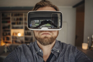 Mature man taking selfie of himself, wearing VR glasses, looking cool - GUSF00663