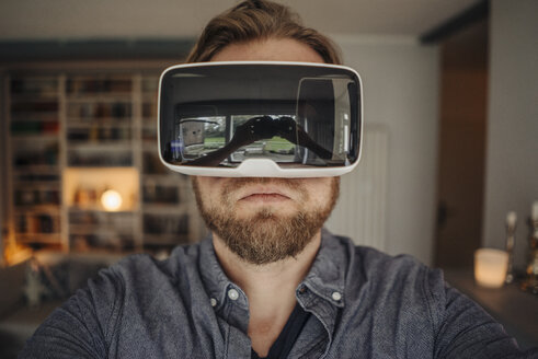 Reifer Mann macht Selfie von sich selbst, trägt VR-Brille, sieht cool aus - GUSF00663