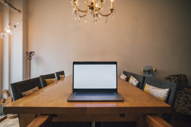 Laptop on dining table - GUSF00664