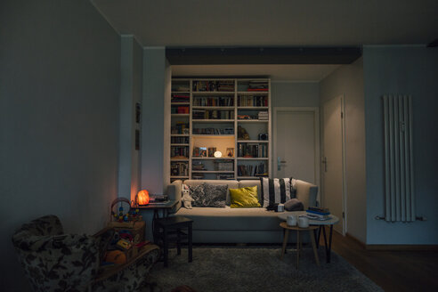 Couch im gemütlichen Wohnzimmer - GUSF00667