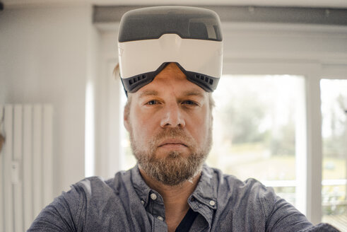 Reifer Mann macht Selfie von sich selbst, trägt VR-Brille, sieht cool aus - GUSF00668